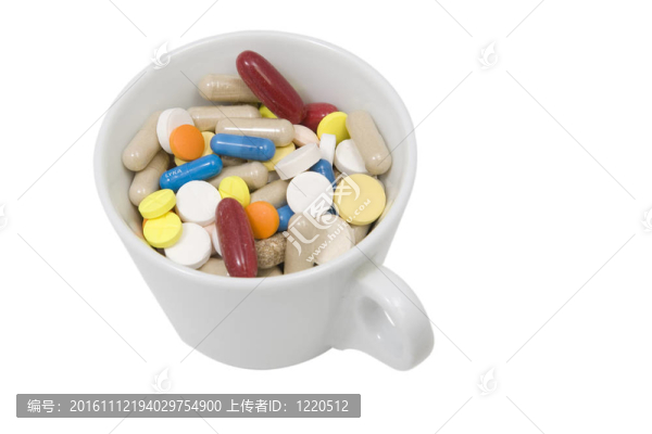 杯五彩的片劑和膠囊