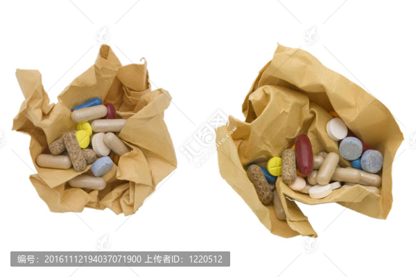 彩色藥丸和揉皺的紙