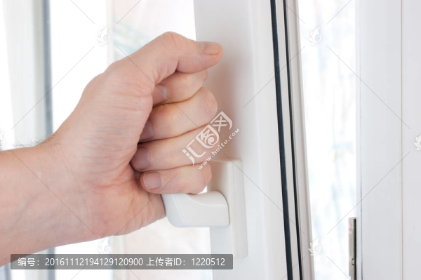 手打開一扇窗戶
