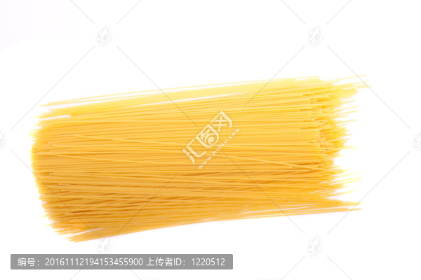 白色背景的干面條