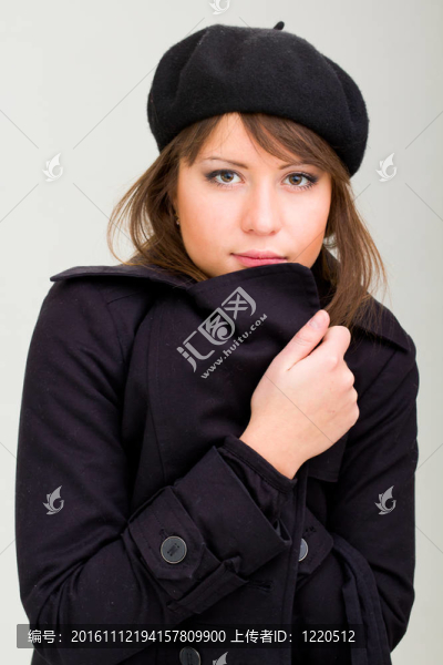 女人穿的大衣和貝雷帽