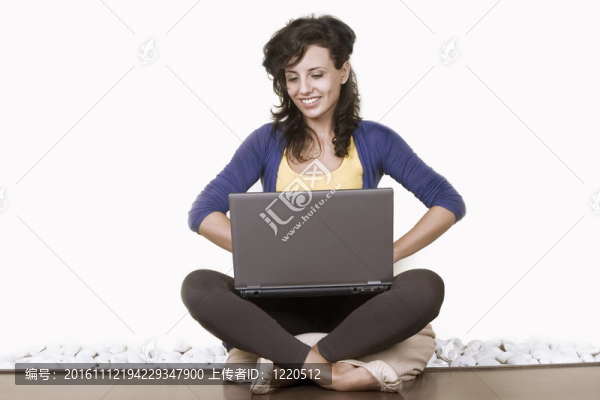 輕松的女人在筆記本上工作