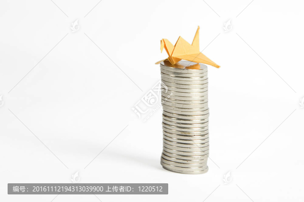 銀幣和黃色的折紙鳥棧