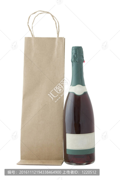香檳酒瓶和棕色袋