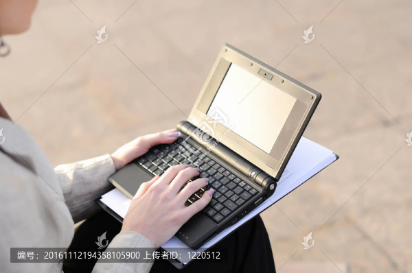 在筆記本電腦上工作的女人