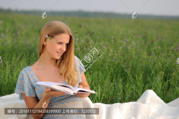 坐在綠色草地上的女孩