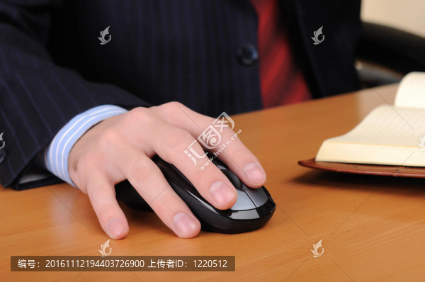 年輕的商人在一間辦公室工作