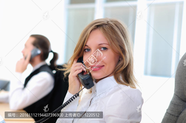 在他的辦公室里的年輕女孩