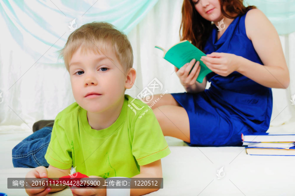 小男孩和他的媽媽