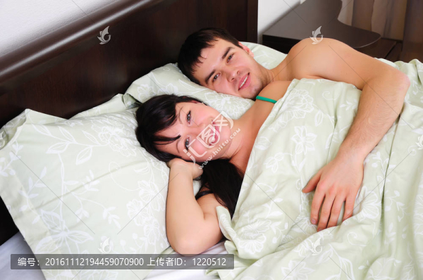 年輕的夫婦睡