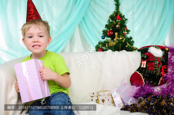 小男孩準(zhǔn)備假期