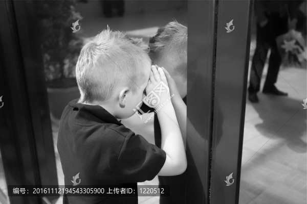 孩子看槽一個窗口