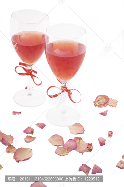 兩個紅葡萄酒和玫瑰花瓣
