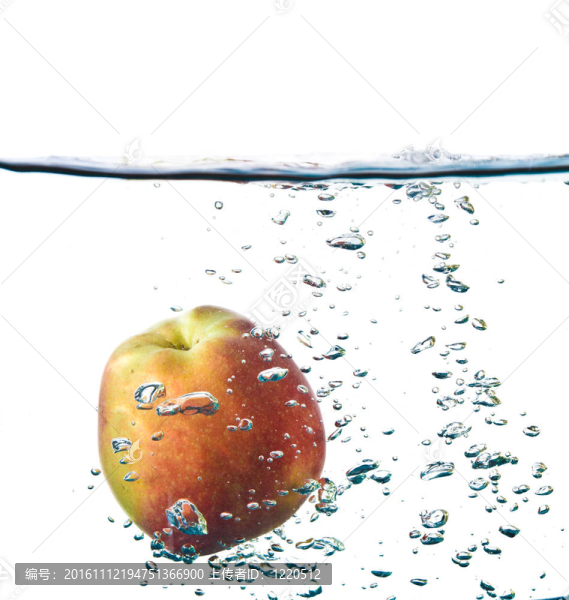 蘋果在水里飛濺
