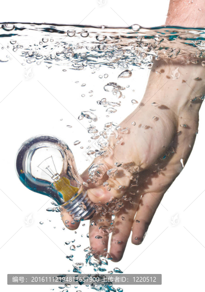 手和球在水中
