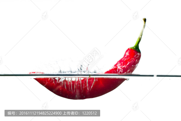 在水的紅辣椒