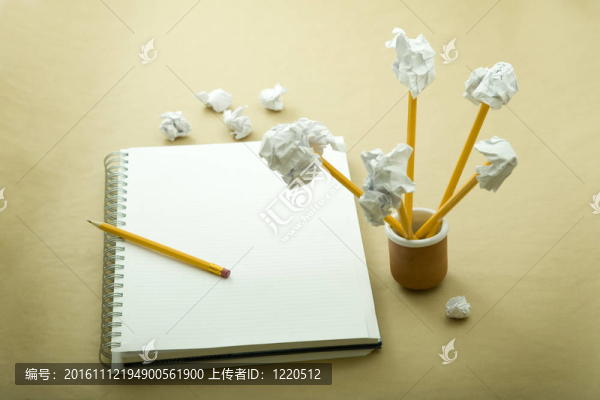 由揉皺的紙制成的花