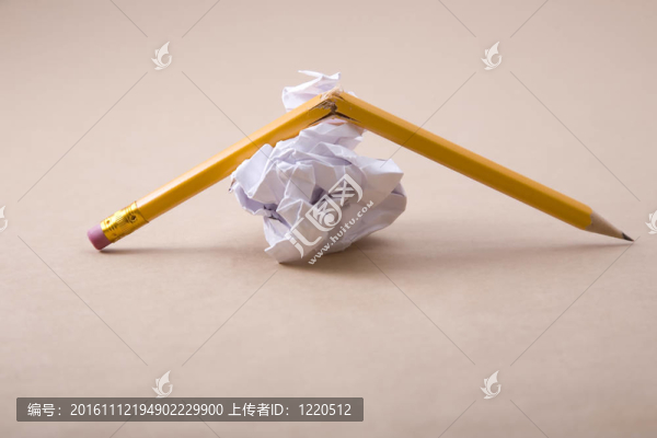 揉皺的紙和碎鉛筆