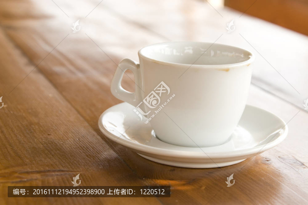 木制桌上的咖啡杯