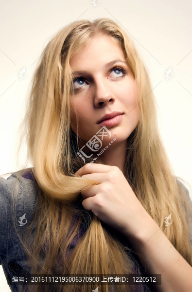 一個(gè)年輕的金發(fā)女郎的肖像