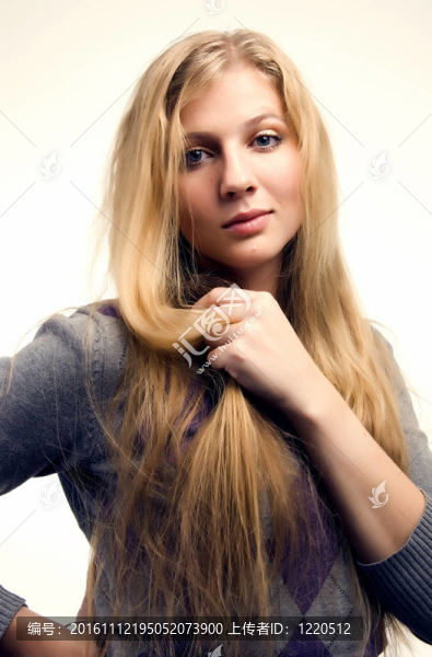 一個(gè)年輕的金發(fā)女郎的肖像