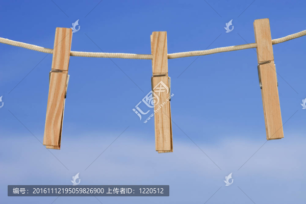 在藍(lán)色的天空背景的晾衣繩和掛鉤