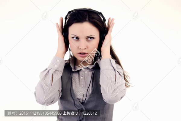 戴耳機(jī)的年輕女孩
