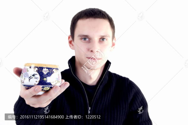 年輕人喝一杯茶
