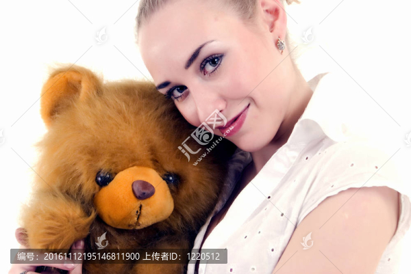 年輕的女人和泰迪熊