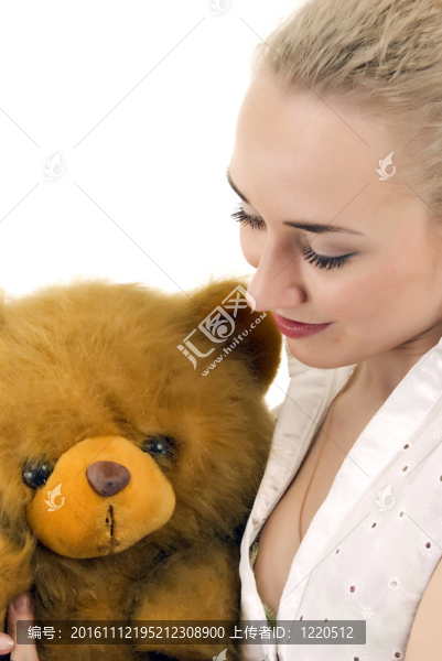 年輕的女人和泰迪熊