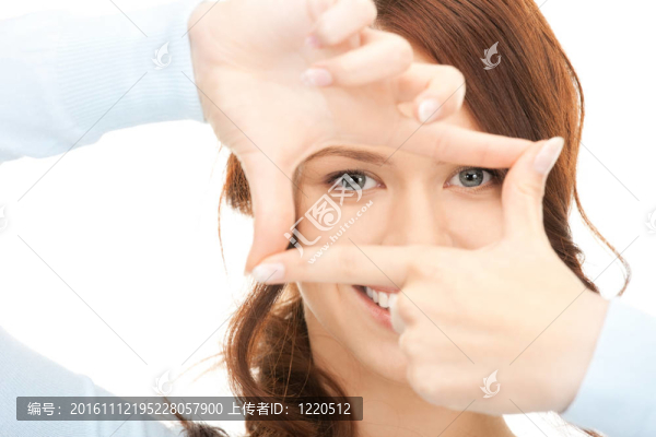 可愛的女人用手指創(chuàng)造一個(gè)框架