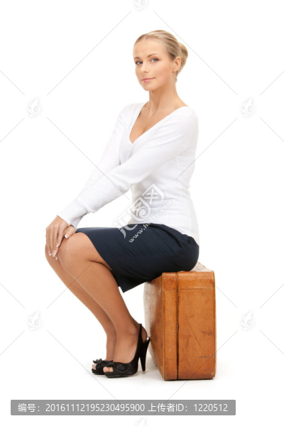 棕色手提箱的女人