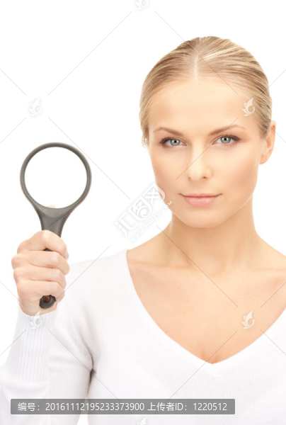 帶放大鏡的女人