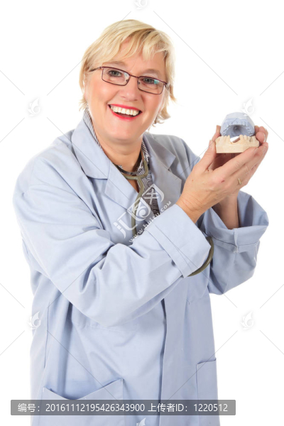 有吸引力的中年女性牙醫(yī)