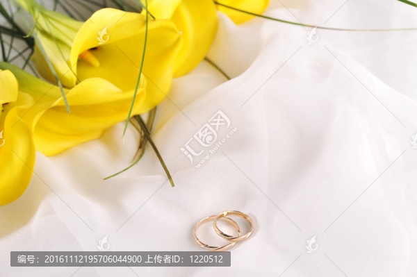 鮮花和結(jié)婚戒指