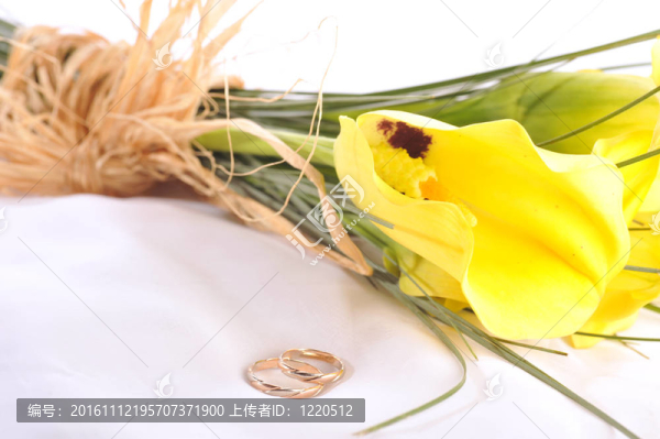 黃色馬蹄蓮和結婚戒指