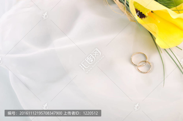 黃色馬蹄蓮和結(jié)婚戒指
