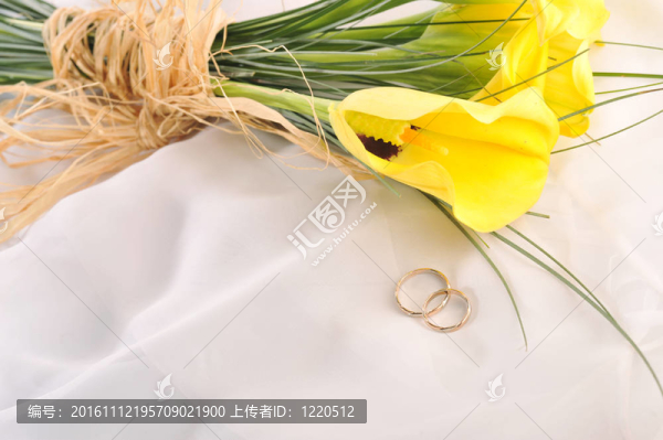 鮮花和結(jié)婚戒指