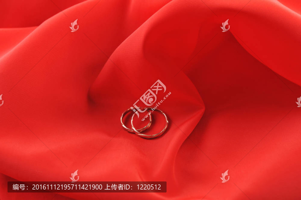 紅織物和結婚戒指