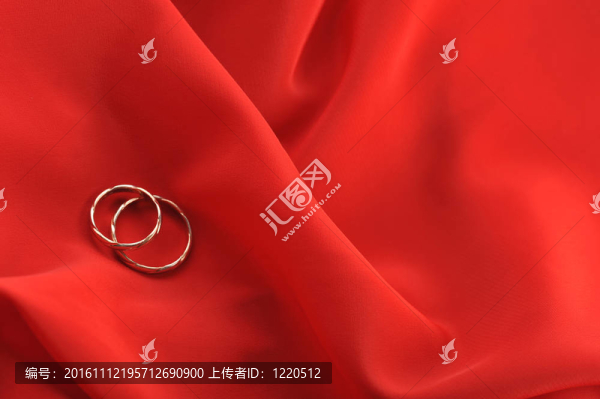 紅織物和結(jié)婚戒指