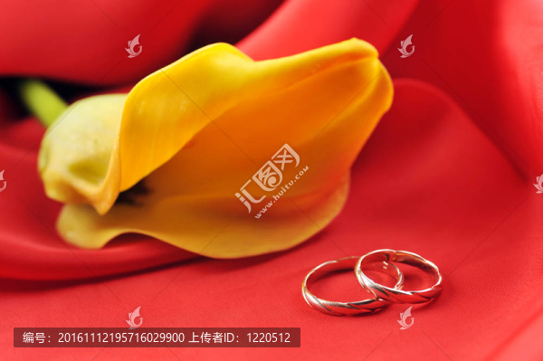 紅色的結(jié)婚戒指和黃色的花