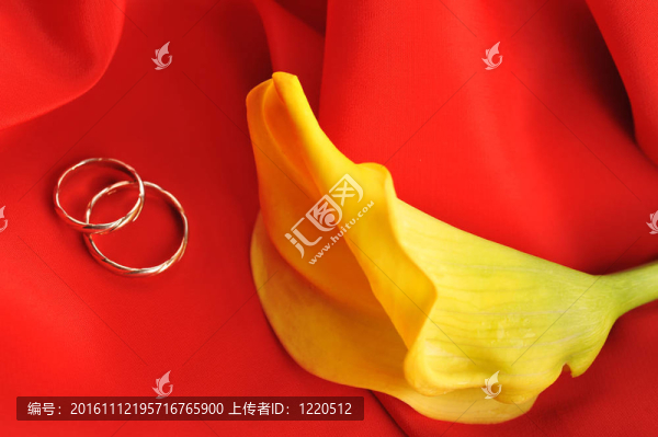 紅織物和黃色花