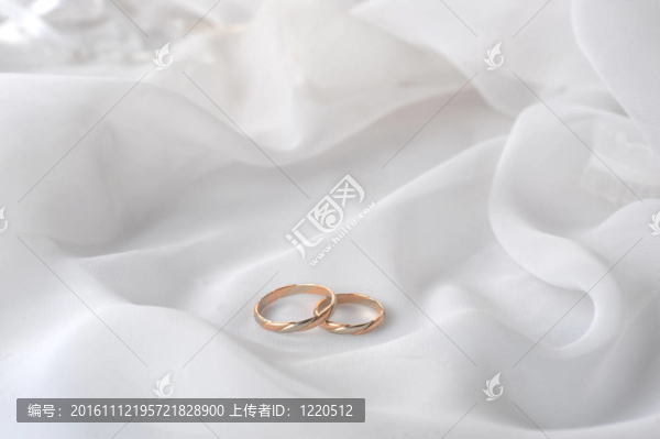 白色織物和結(jié)婚戒指