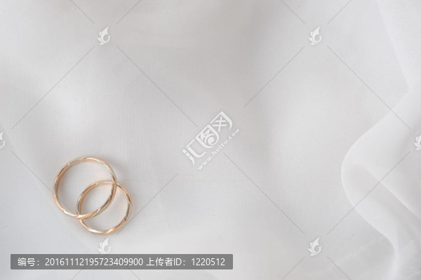白色材料上的結(jié)婚戒指