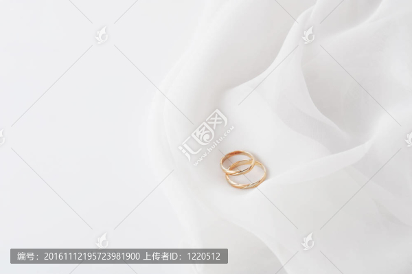 白色織物和結(jié)婚戒指