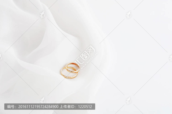 白色織物和結(jié)婚戒指