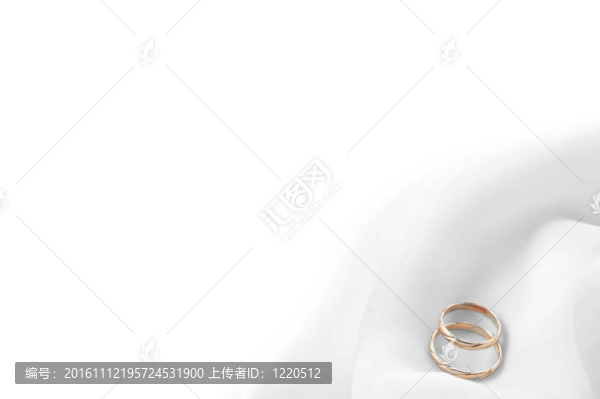 白色織物和結(jié)婚戒指