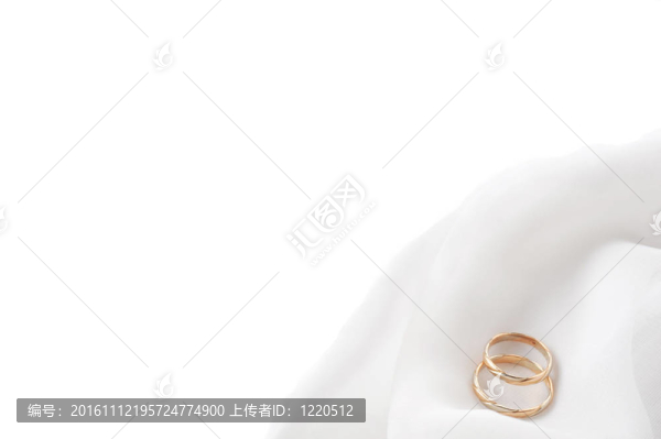 白色織物和結(jié)婚戒指