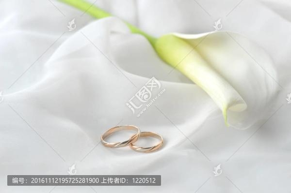 白色織物和結(jié)婚戒指