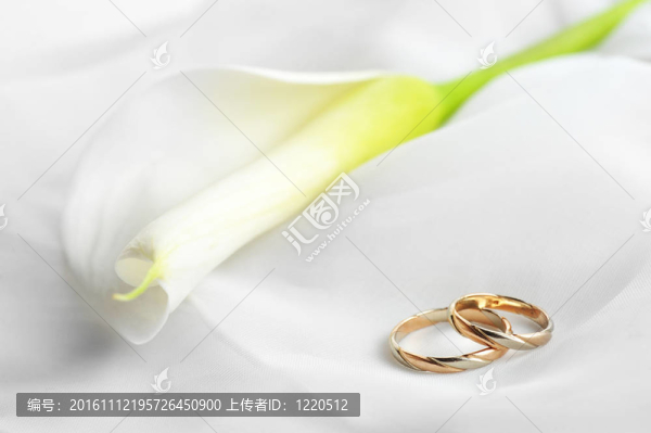 白色織物和結(jié)婚戒指